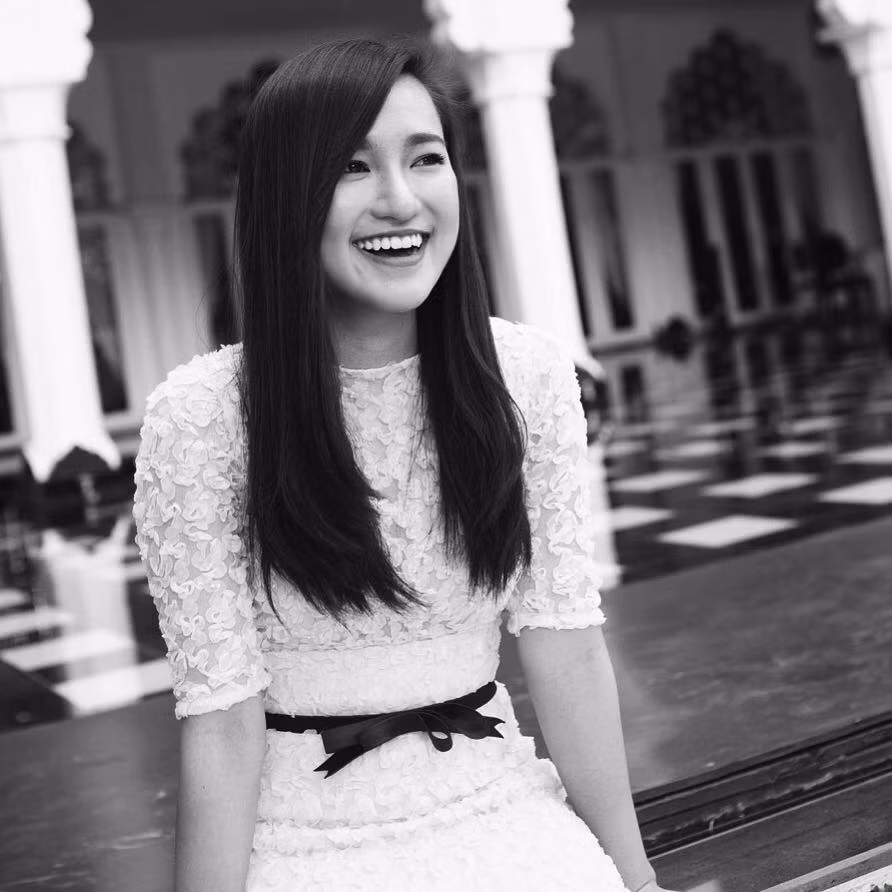 "Quan điểm sống của mình là cuộc đời không bao giờ màu hồng cũng chẳng bao giờ màu đen, có vấp ngã, có đứng lên. Cố gắng và không bao giờ từ bỏ", nữ du học sinh Việt xinh đẹp chia sẻ. 