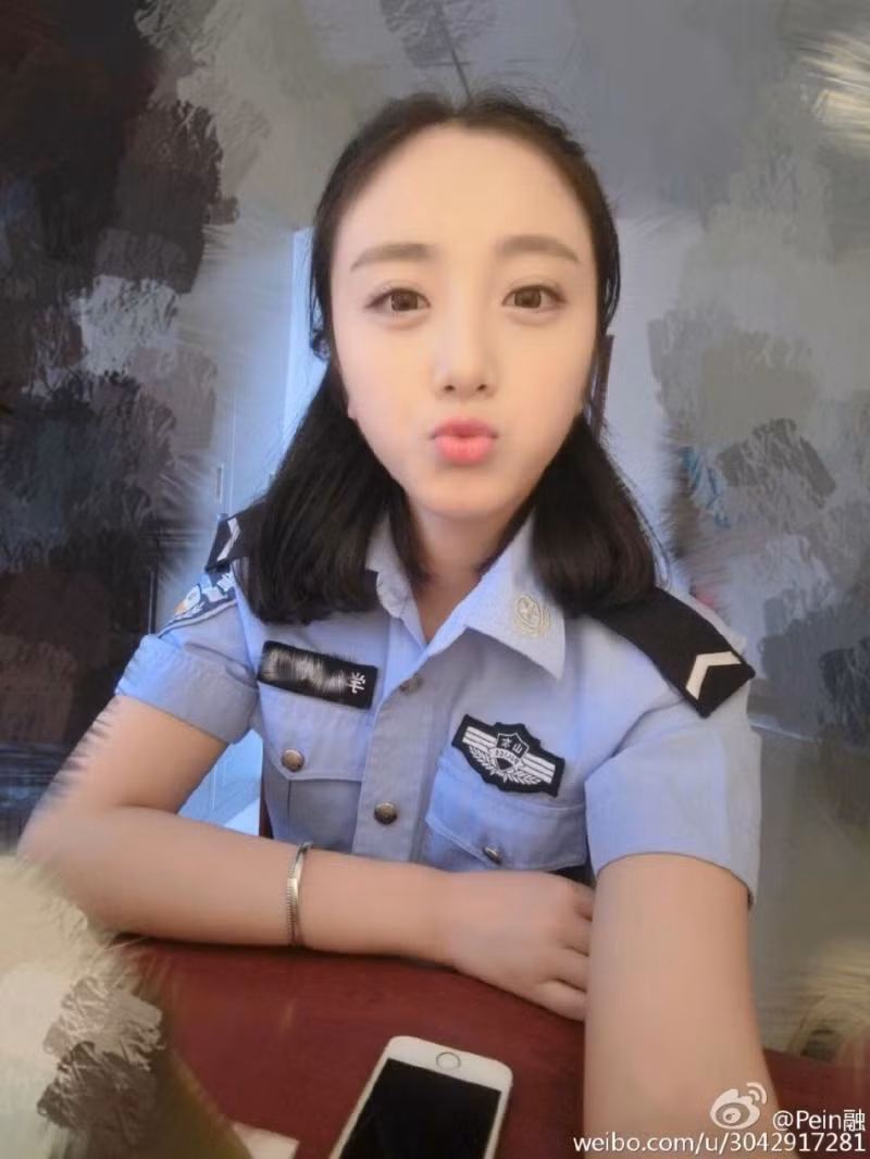 Vài ngày gần đây, nhiều dân mạng Trung Quốc đã bị hút hồn bởi nhan sắc của một cô gái trẻ được mệnh danh nữ cảnh sát xinh đẹp nhất Trung Quốc. Chỉ sau một vài bức ảnh chụp khi đang mặc cảnh phục, nữ cảnh sát 9X này đã trở thành nhân vật nổi tiếng, được cư dân mạng săn lùng.