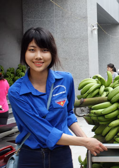 Trần Minh Anh (Sinh viên năm nhất Đại học Ngoại thương Hà Nội) hồ hởi tham gia vận chuyển chuối giúp người dân.