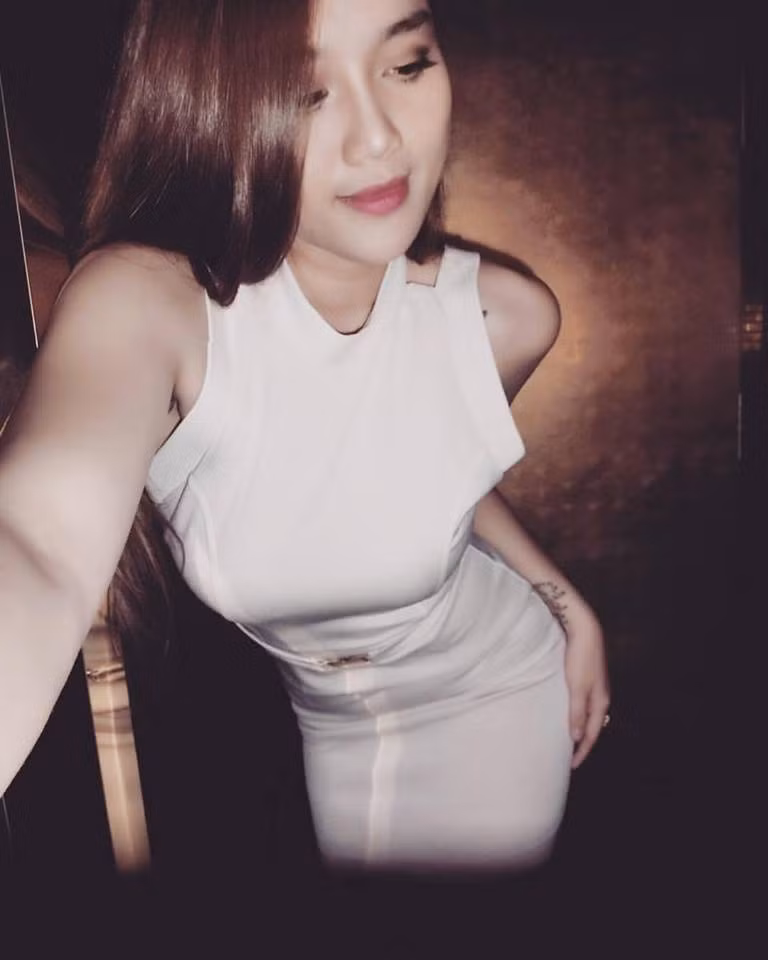 "Khoá miệng", nhịn ăn là phương pháp giảm cân đầu tiên mà Trúc Ly áp dụng. Nàng béo cạch mặt hẳn với những món ăn có tinh bột, đồ ăn vặt có đường, nhiều dầu mỡ... thay vào đó chỉ ăn rau củ quả, chăm chỉ tập luyện, vận động. Hiện tại Trúc Ly giữ mức cân nặng 53kg, số đo ba vòng 85 – 63 – 95. Vốn sở hữu chiều cao 1m70 và khuôn mặt có nhiều nét rất xinh đẹp nên Trúc Ly hiện tại có nhan sắc không thua kém các hot girl.
