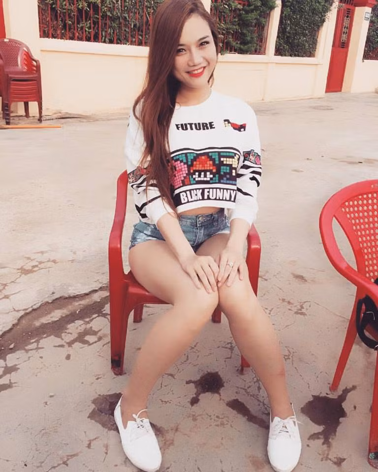 Chỉ sau 4 tháng ăn kiêng, tập luyện giảm cân với quyết tâm cực cao, Trúc Ly giảm được đến 22kg. Nghe cô bạn 9X kể câu chuyện này, nhiều khách hàng, bạn bè của cô trên mạng đã bộc lộ rằng "không thể tin được". Trúc Ly đã trải qua quá trình giảm cân thần kỳ, lột xác hoàn toàn, thay đổi cả ngoại hình và cuộc sống. So với hình ảnh cô gái nặng đến 80kg trước đây, không thể nhận ra Trúc Ly ở hiện tại là một cô nàng cao ráo, thân hình cân đối, có nhiều đường cong gợi cảm trên cơ thể và đôi chân dài rất quyến rũ. Có được thân hình đẹp như mong muốn, hiện tại ngoài kinh doanh trên mạng Trúc Ly đã tiếp tục ước mơ làm nghệ thuật của mình.