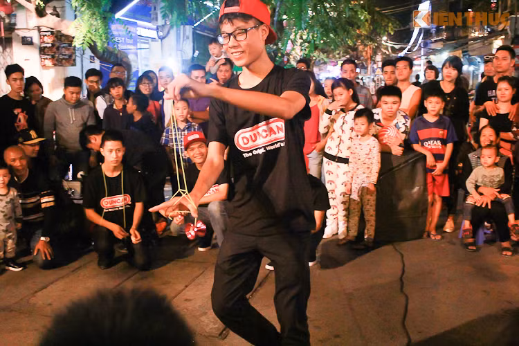 Những lần nhóm tụ tập chơi ở công viên hay những nơi công cộng thường có khá nhiều khán giả phải trầm trồ và quyết định theo học.