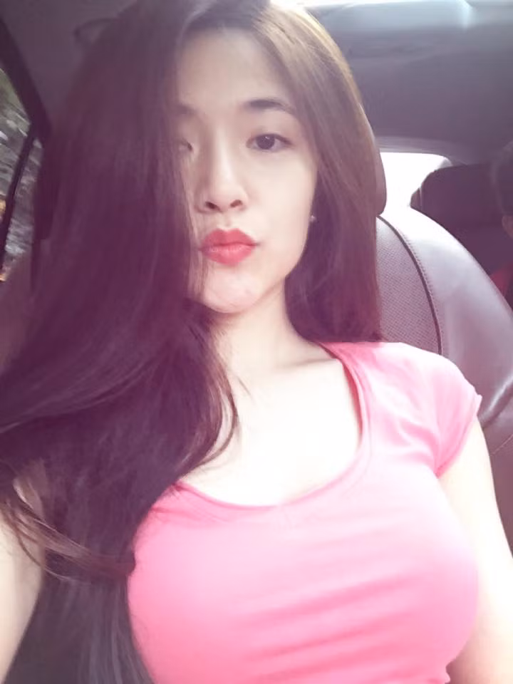 Là "gái có chồng" nhưng Mai Chi vẫn xinh xắn, rạng ngời và có khuôn mặt trẻ hơn tuổi thật. Trong nhiều bức ảnh nhìn Mai Chi giống với những cô nàng tuổi teen, đáng yêu và nhí nhảnh.
