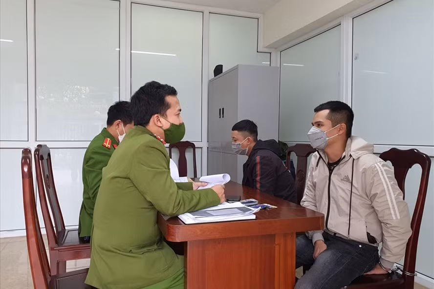  Cho vay lãi suất trên 300%/năm: Từ tháng 7/2021 đến lúc bị bắt giữ, Nguyễn Văn Thăng và một số đối tượng khác đã thực hiện 117 hợp đồng cho vay với tổng số tiền cho vay là 922 triệu đồng, lãi suất vay từ 182.5%/năm đến 304.33%/năm. Để tránh sự phát hiện, trong quá trình cho vay, Thăng đã sử dụng nhiều tên và số điện thoại khác nhau để liên lạc với khách vay tiền.