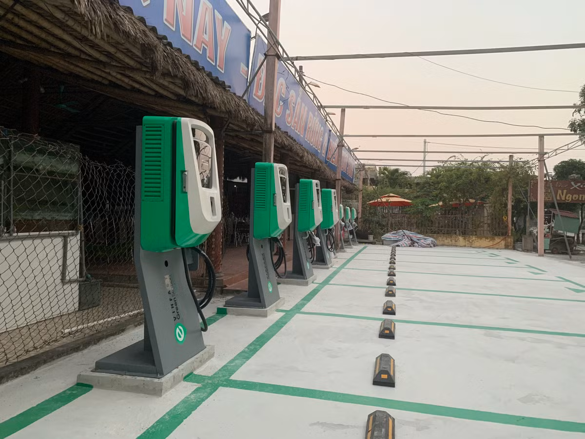 Được biết, đây là điểm sạc xe điện thứ 2 tại huyện Giao Thủy, tỉnh Nam Định.