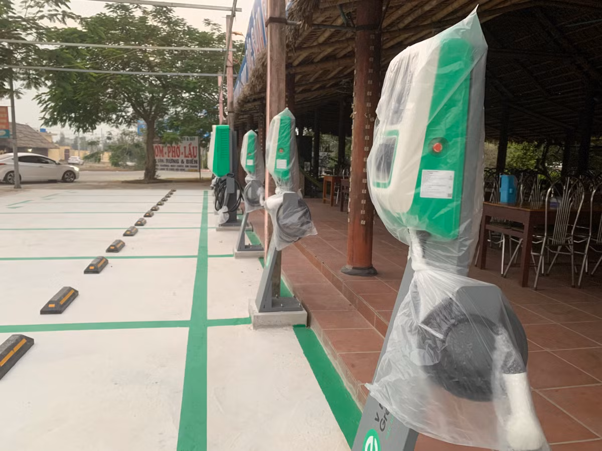 Việc lắp đặt thêm các trụ sạc pin cho ô tô điện tại các khu du lịch Quất Lâm đang tạo nên hình ảnh hiện đại và báo hiệu cho sự thay đổi của địa phương khi trước đây Quất Lâm chỉ nổi tiếng với tệ nạn "mại dâm" với các lều quán xập xệ và không có hạ tầng công nghệ, kỹ thuật.