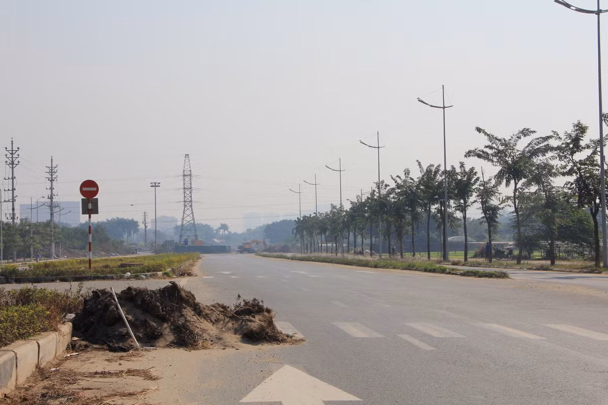 Tình trạng nhiều vật cản lấn ra đường, đoạn từ Văn Tiến Dũng đến phường Thượng Cát, quận Bắc Từ Liêm đã diễn ra suốt nhiều tháng qua nhưng không được cơ quan chức năng thu dọn, bảo đảm ATGT.