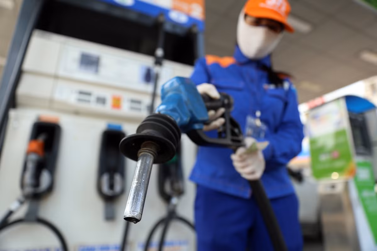  10 ngày điêu chỉnh giá xăng một lần: Nghị định 95 sửa đổi Nghị định 83 về kinh doanh xăng, dầu sẽ có hiệu lực từ ngày 2/1/2022. Nghị định 95 quy định giá xăng dầu sẽ được điều chỉnh vào các ngày mùng 1, mùng 11 và ngày 21 hằng tháng (tức là 10 ngày một lần). Nếu trùng vào ngày nghỉ, ngày lễ thì được lùi sang ngày làm việc tiếp theo sau ngày nghỉ; nếu trùng vào dịp nghỉ Tết Nguyên đán thì được lùi sang kỳ điều chỉnh tiếp theo. (Ảnh minh họa)