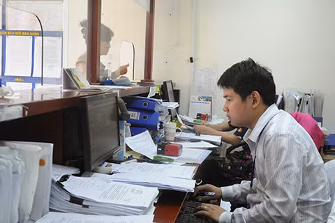  Thay đổi mức phạt với nhiều vi phạm liên quan đến hóa đơn: Nghị định 102 của Chính phủ quy định phạt từ 4 - 8 triệu đồng đối với trường hợp lập hóa đơn, nhưng không ghi đầy đủ các nội dung bắt buộc trên hóa đơn. Với hành vi làm mất, cháy, hỏng hóa đơn đã lập nhưng chưa khai thuế bị phạt từ 4 - 8 triệu đồng và các bên phải lập biên bản ghi nhận việc mất, cháy. Nghị định mới tăng thời hiệu xử lý vi phạm hành chính trong lĩnh vực hóa đơn lên 2 năm, thay vì 1 năm như cũ. (Ảnh minh họa)