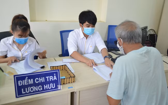  Tăng lương hưu, trợ cấp BHXH: Theo Nghị định 108 của Chính phủ, những người đang hưởng lương hưu và trợ cấp bảo hiểm xã hội (BHXH), trợ cấp hằng tháng sẽ được tăng lên 7,4% so với tháng 12/2021. Mức tăng này sẽ áp dụng từ ngày 1/1/2022. (Ảnh minh họa)