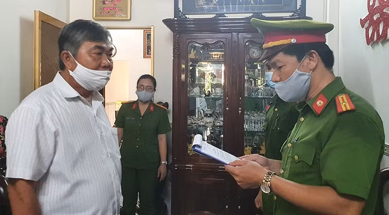 Nguyễn Chí Hiến ký nhiều văn bản vi phạm pháp luật trong việc đấu giá bán sỉ 262 lô đất tại khu đô thị mới Nam Thành phố Tuy Hòa; Ký ban hành quyết định sửa đổi phương án đấu giá, bãi bỏ quy định điều kiện, năng lực tài chính của người tham gia đấu giá; Ký văn bản cho phép hỗ trợ chủ doanh nghiệp trúng đấu giá hơn 8 tỉ đồng thiếu căn cứ, cơ sở pháp luật.