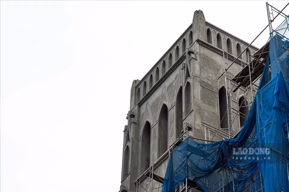 Theo Kiến trúc sư Trần Huy Ánh, ông rất mến mộ cách tu sửa của Nhà thờ Lớn Hà Nội, công trình dù được tu sửa, nhưng vẫn giữ được nguyên gốc của nhà thờ cũ xây dựng từ năm 1886. Ông Ánh tâm đắc ở phần màu sắc khi "nhà thờ được sơn lớp ươn màu ghi giả đá, điều này giúp cho nhà thờ luôn mang nét uy nguy, trang nghiêm". 