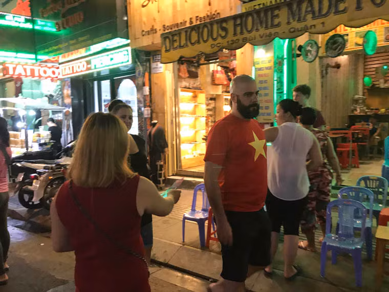Nhiều người nước ngoài khi biết được Việt Nam đang kỷ niệm ngày đại lễ Quốc khánh, họ vui vẻ chọn những chiếc áo in hình quốc kỳ nước Việt Nam nhằm hòa chung niềm vui với người dân TP.