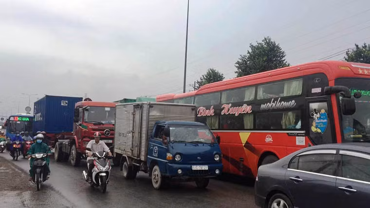 Do 3 xe nằm ngay giữa đường, cộng với trời có mưa khiến giao thông qua khu vực ùn tắc nghiêm trọng, hàng ngàn phương tiện nối đuôi nhau trên quốc lộ 1. Ngay sau đó, lực lượng chức năng quận Thủ Đức và Đội CSGT Rạch Chiếc đã có mặt, tiến hành điều tra nguyên nhân và phân luồng giao thông.