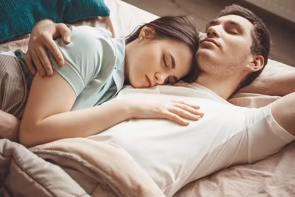 Cái ôm giúp gắn kết tình cảm hơn “chuyện ấy” - Hình 2 Cai om giup gan ket tinh cam hon “chuyen ay”-Hinh-2