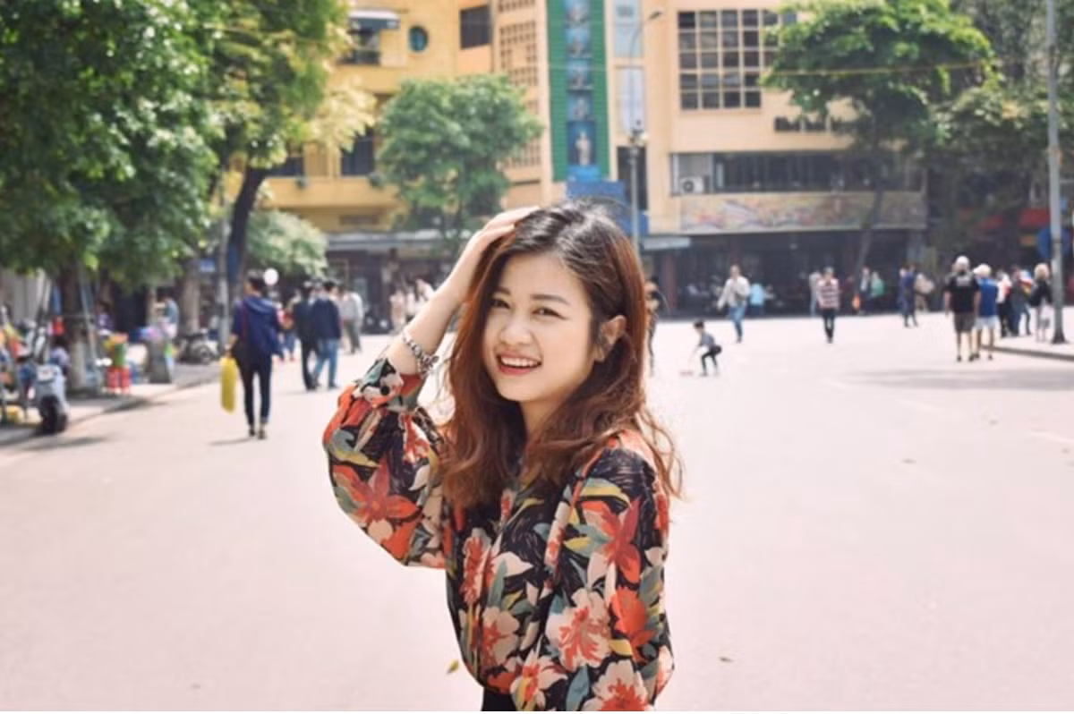 Theo sinh viên ĐH Công nghiệp Hà Nội, nhân vật gây chú ý trong hình là cô T. Hằng, giảng viên bộ môn Triết học của trường.