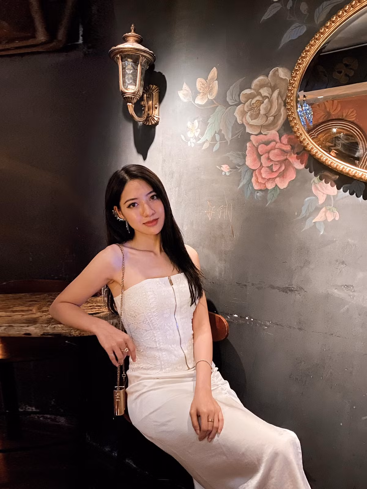 Dù là phong cách hở hang hay kín đáo, những bức ảnh trên mạng xã hội của Hoàng Giang luôn thu hút rất nhiều tương tác.