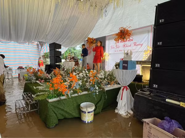Trong ngày hôm nay, một đám cưới khác tại Nghệ An cũng bị ngập trong “biển nước” do mưa lớn. Ảnh: FB Nghệ An