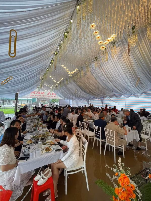 Theo đó, có thể thấy, gia đình này đã kỳ công tổ chức một lễ cưới hoành tráng. Sân khấu, bàn tiệc, rạp cưới,...đều được chuẩn bị công phu. Thế nhưng, sau cơn mưa, mọi thứ đều ướt sũng. Ảnh: FB Nghệ An