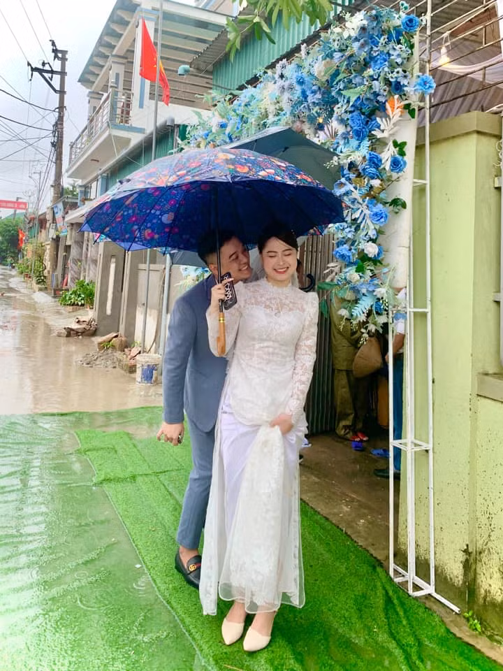 Song, cặp đôi này có phần may mắn hơn một chút là mặc dù mưa to, gió lớn nhưng khách mời vẫn đến khá đông. Ảnh: FB Nghệ An