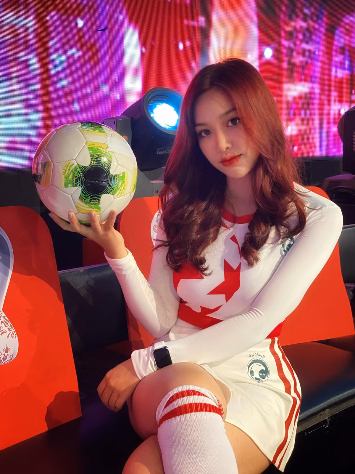 Trong dàn hot girl đại diện cho các đội tuyển tại Nóng cùng World Cup, cô nàng Nguyễn Minh Châu cũng gây chú ý không kém.