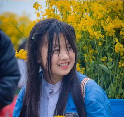 Nhờ sở hữu nhan sắc mộc mạc, nụ cười trong trẻo, dễ thương, hot girl dân tộc đã nhanh chóng được cư dân mạng chú ý đến.