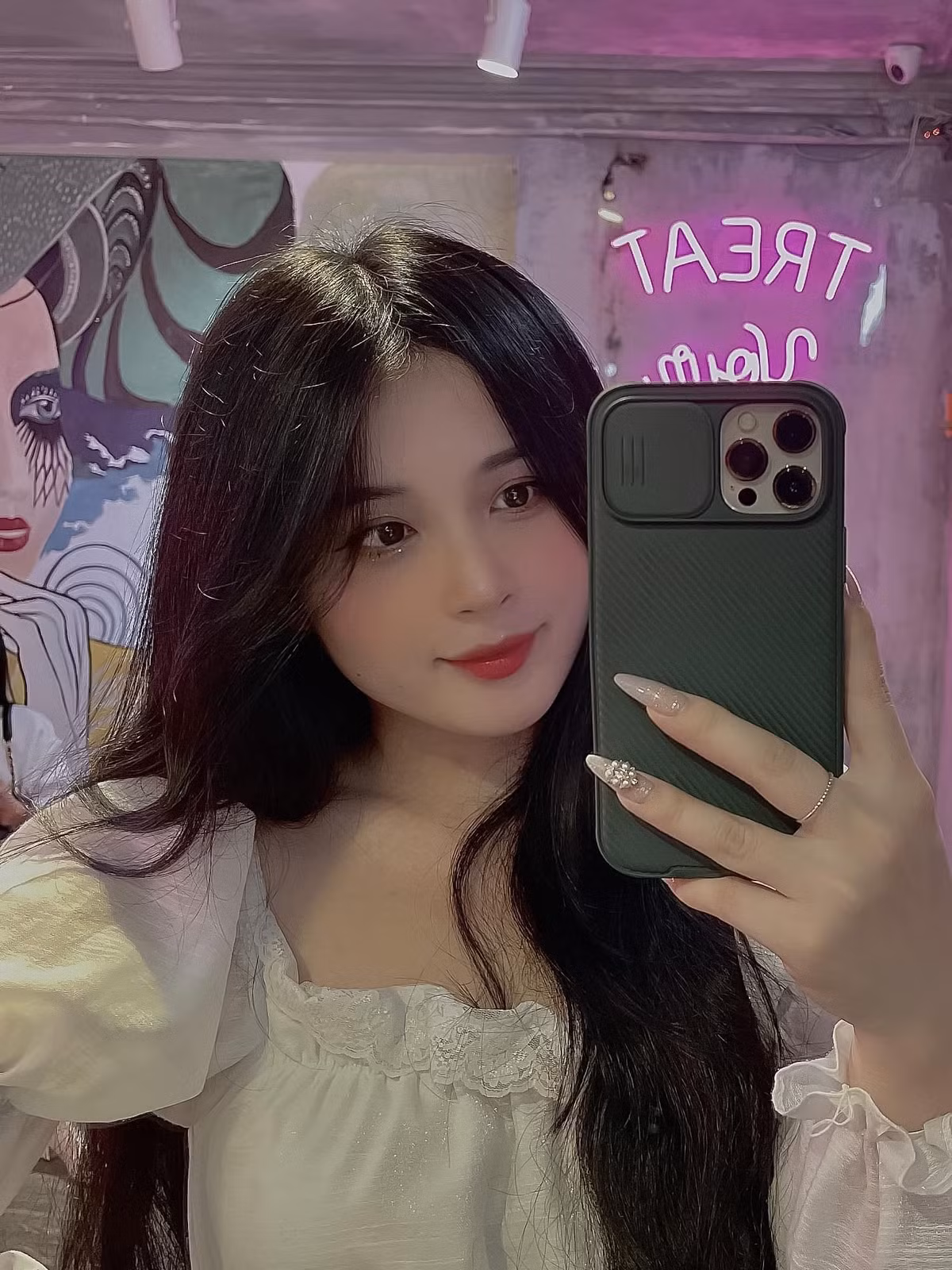 Thảo Nari (tên thật là Ma Hương Thảo) vẫn được biết đến là được biết đến với danh xưng “ hot girl dân tộc Tày”.