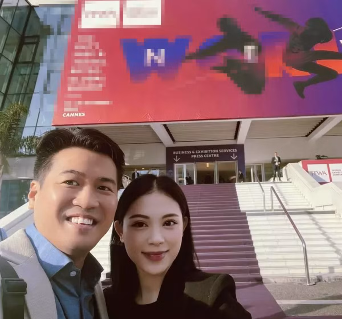 Khoảnh khắc đôi trẻ tình bể bình khi tham gia một hội thảo tại Pháp cách đây vài tuần.
