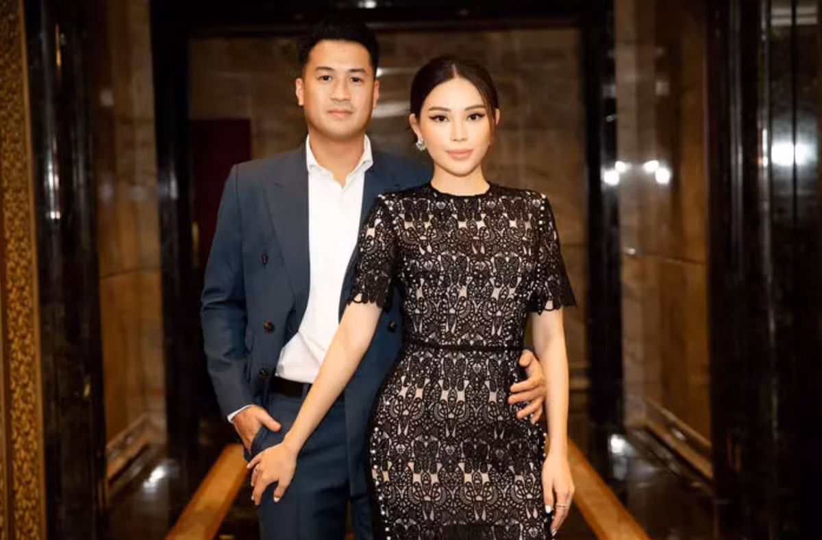 Từ các sự kiện liên quan đến công việc cho tới cuộc sống thường ngày đôi trẻ thường "dính nhau như sam" không rời nửa bước.