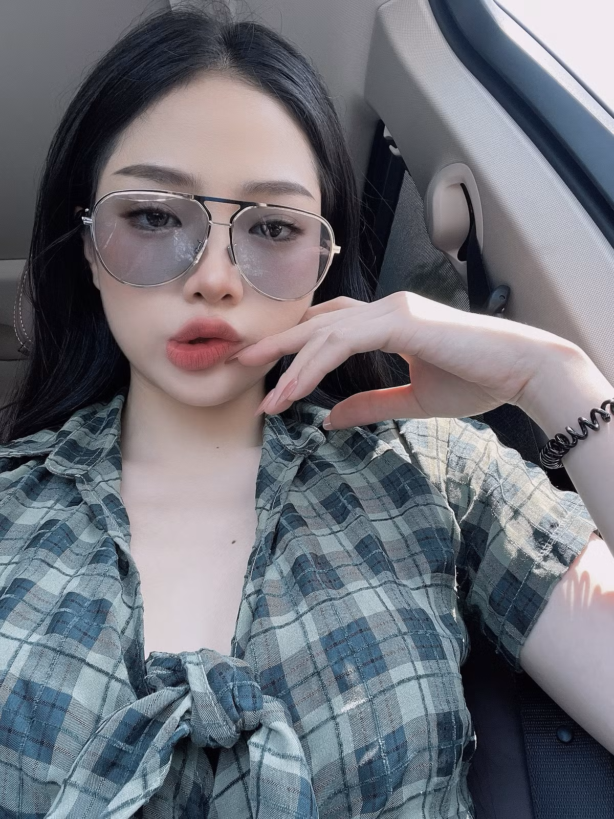 Cô nàng được biết đến là một trong những “hot girl vạn người mê” gây sốt cộng đồng mạng, thu hút rất nhiều lượt theo dõi.
