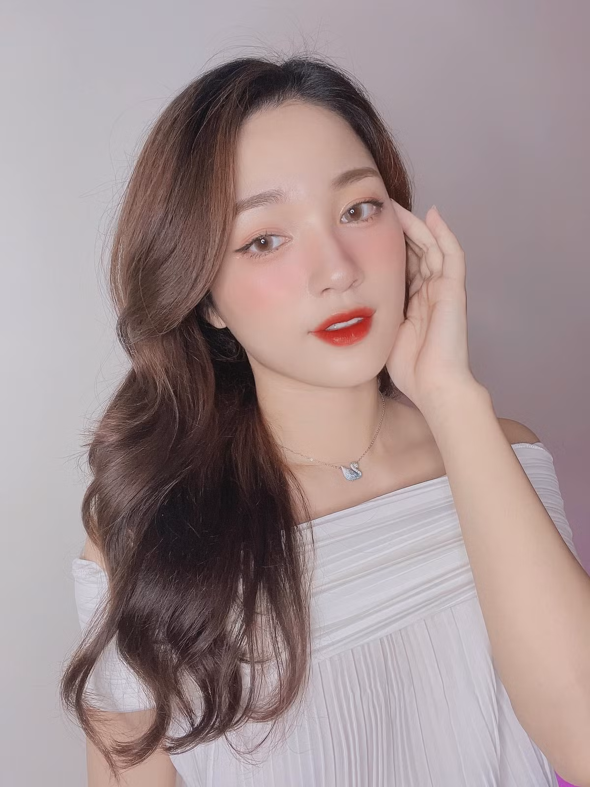 Cô giáo hot girl thế hệ 9x này đã nhận được nhiều sự chú ý vì được ví như bản sao của ca sĩ Hòa Minzy.