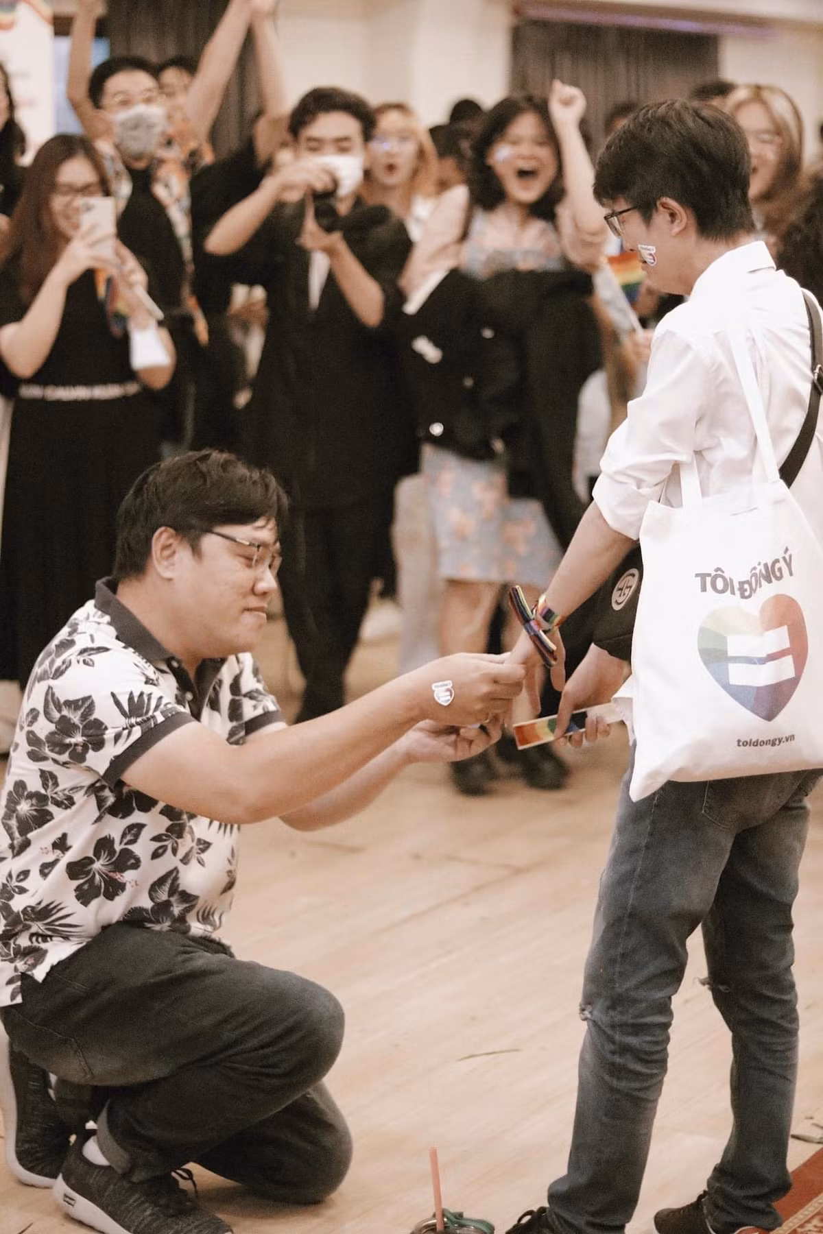 Man cau hon bat ngo cua cap doi dong tinh nam gay sot MXH-Hinh-2