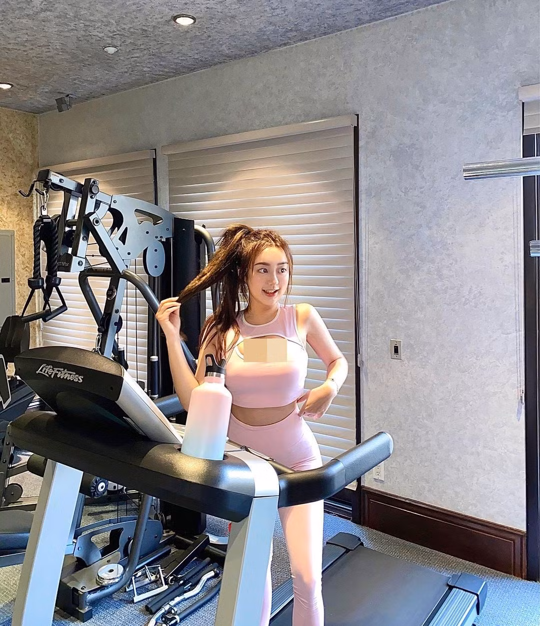 So với những cô gái khác, hot girl béo Rebecca Liu nổi bật với thân hình đầy đặn nhưng vẫn quyến rũ.