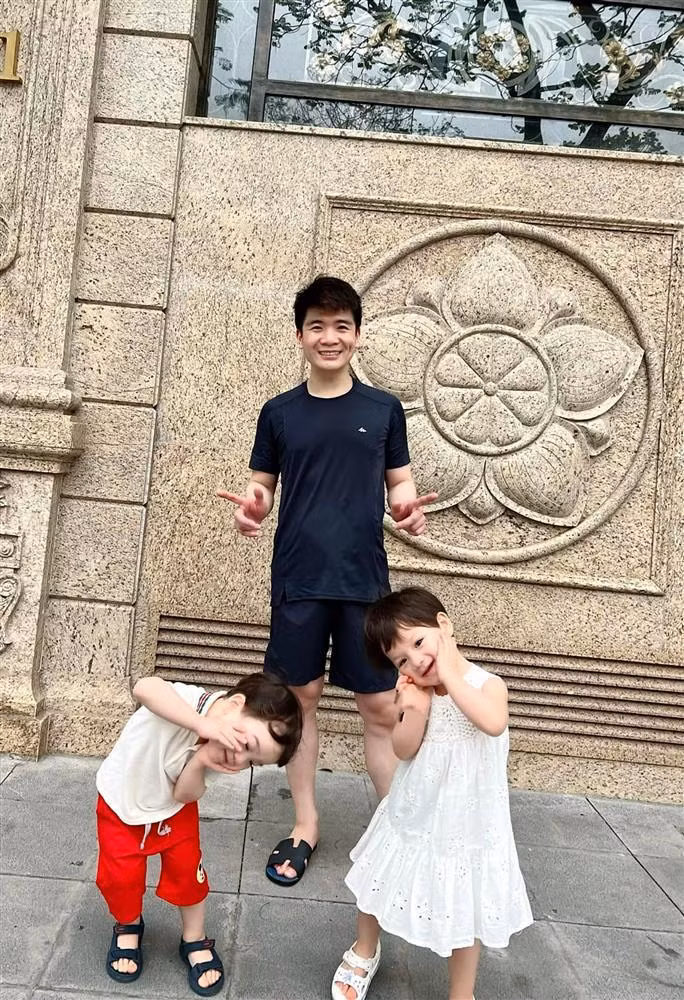 Vốn là ông bố "nghiện" con nên ngoài cập nhật về bản thân, con trai bầu Hiển cũng thường xuyên cho cặp nhóc tì lên sóng.