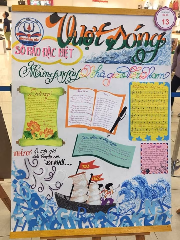 Mỗi bài thơ được viết trang trọng trên trang bích báo cũng là lời chúc của học trò đến thầy cô kính yêu.