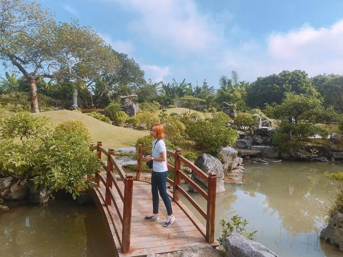 Khuôn viên xung quanh thánh đường vô cùng thoáng mát với những bãi cỏ xanh, hồ nước trong veo được trang trí hòn nam bộ.