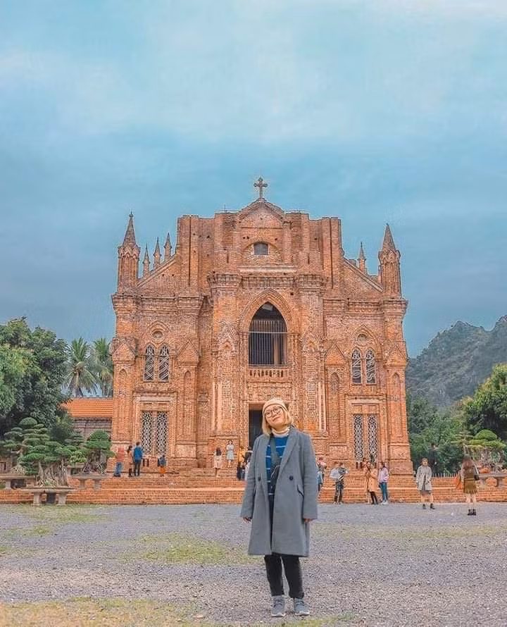 Tham quan xung quanh, du khách sẽ bắt gặp những trang trí cầu kỳ với khối hòn non bộ, cây xanh, tượng điêu khắc tinh tế, tượng Thánh.,…
