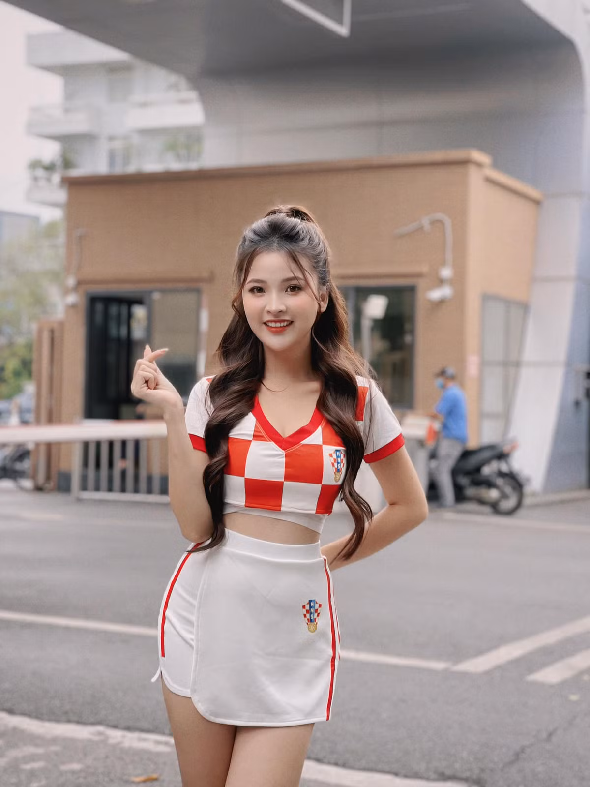 Vượt lên trên nhiều thí sinh khác, Hồng Trang đã được VTV lựa chọn đại diện hình ảnh cho tuyển Croatia trong chương trình Nóng cùng World Cup 2022.