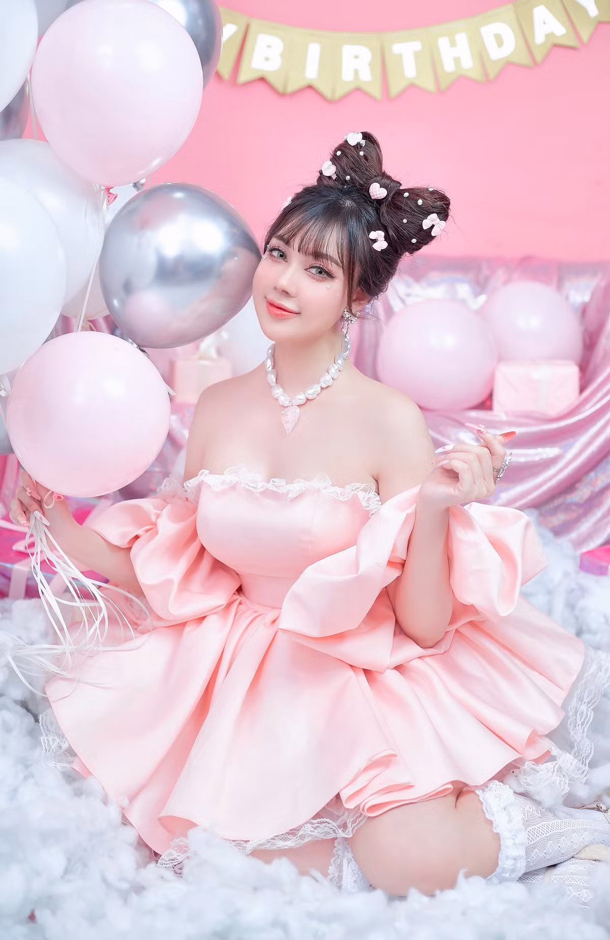 Mới đây trên trang cá nhân, hot girl Âu Hà My đã cập nhật loạt ảnh mới toanh màu sắc rực rỡ.