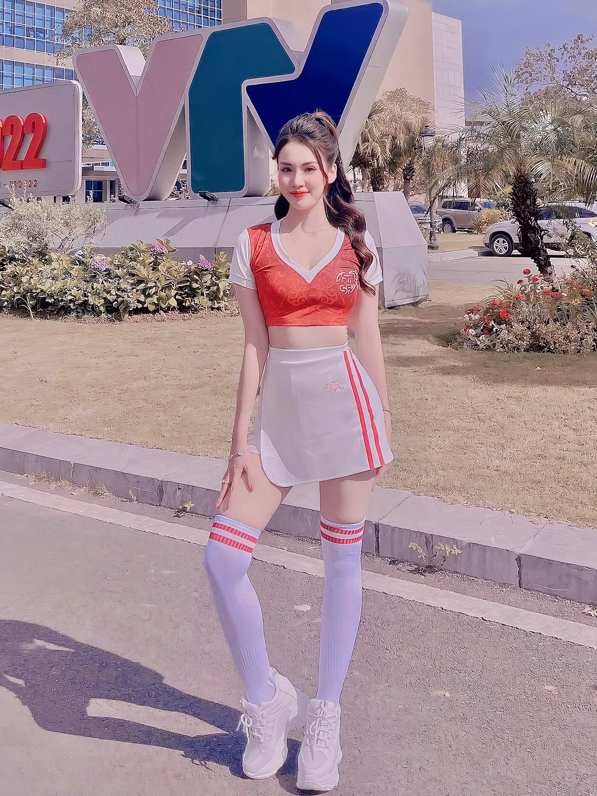 Hot girl 25 tuổi cao 1m60, nặng 45kg, nổi tiếng trên MXH nhờ ngoại hình vô cùng nóng bỏng.