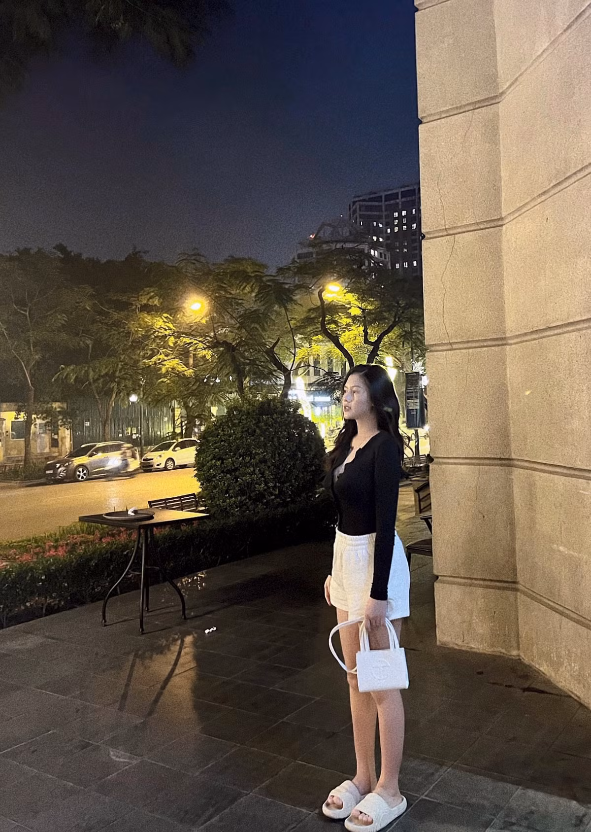 Trong một số bức ảnh được đăng tải gần đây, người hâm mộ có thể dễ dàng nhận thấy vòng eo nuột nà, đôi chân thon dài cũng bờ vai gợi cảm của Tố Uyên.