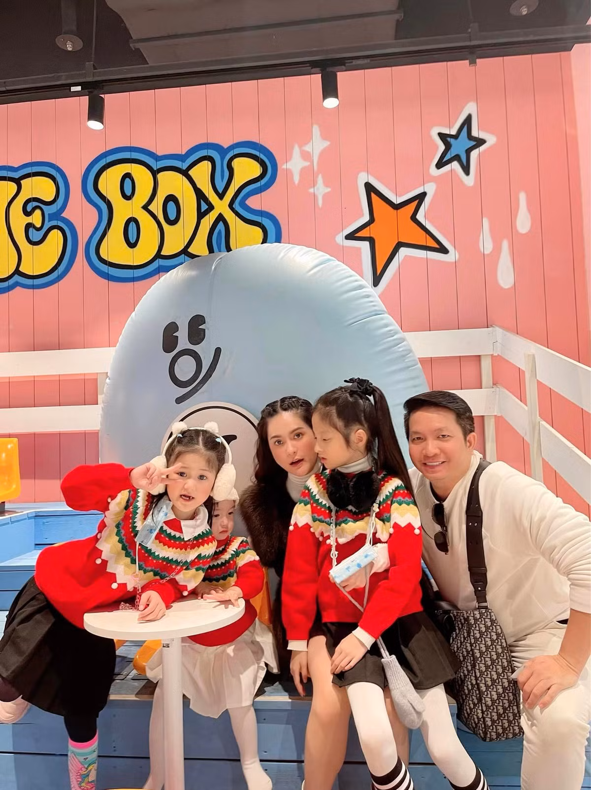 Sinh ra đã "ngậm thìa vàng" nên các con gái của Đoàn Di Băng có cuộc sống chuẩn rich kid từ bé.