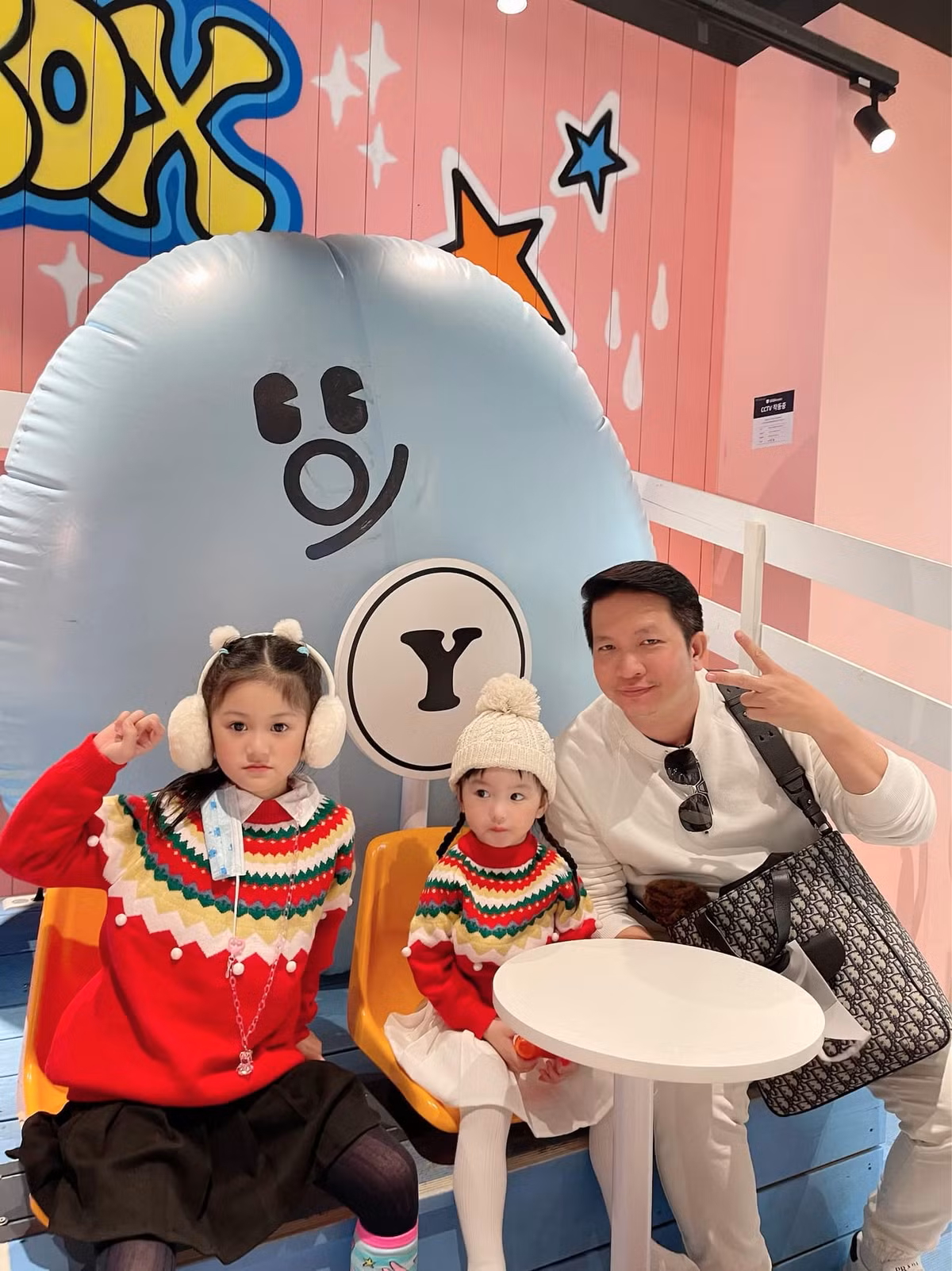 Trên trang cá nhân, vợ chồng đại gia quận 7 liên tục cập nhật hình ảnh về chuyến đi.