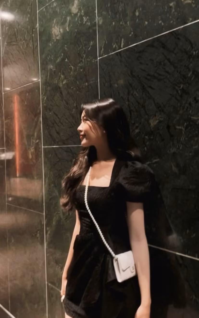Để tăng độ bắt mắt cho tổng thể, cô bạn kết hợp thêm giày cao gót và túi xách cùng tông trắng đồng điệu.