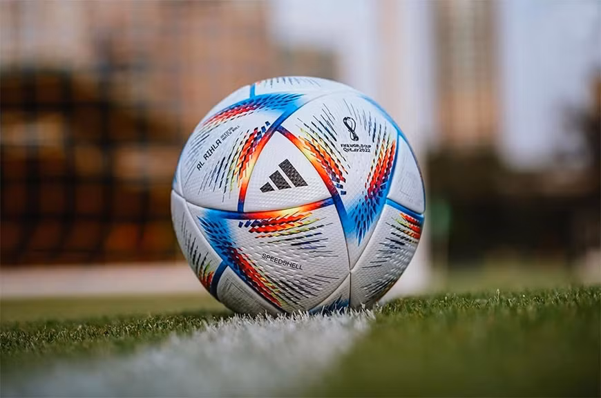 Ngoài ra một điểm đặc biệt khác của trái bóng World Cup 2022 chính là màu trắng ngọc trai và những đường nét trang trí rất sặc sỡ, giống với màu sắc lá cờ của nước chủ nhà Qatar và màu áo trắng truyền thống của người Arab.