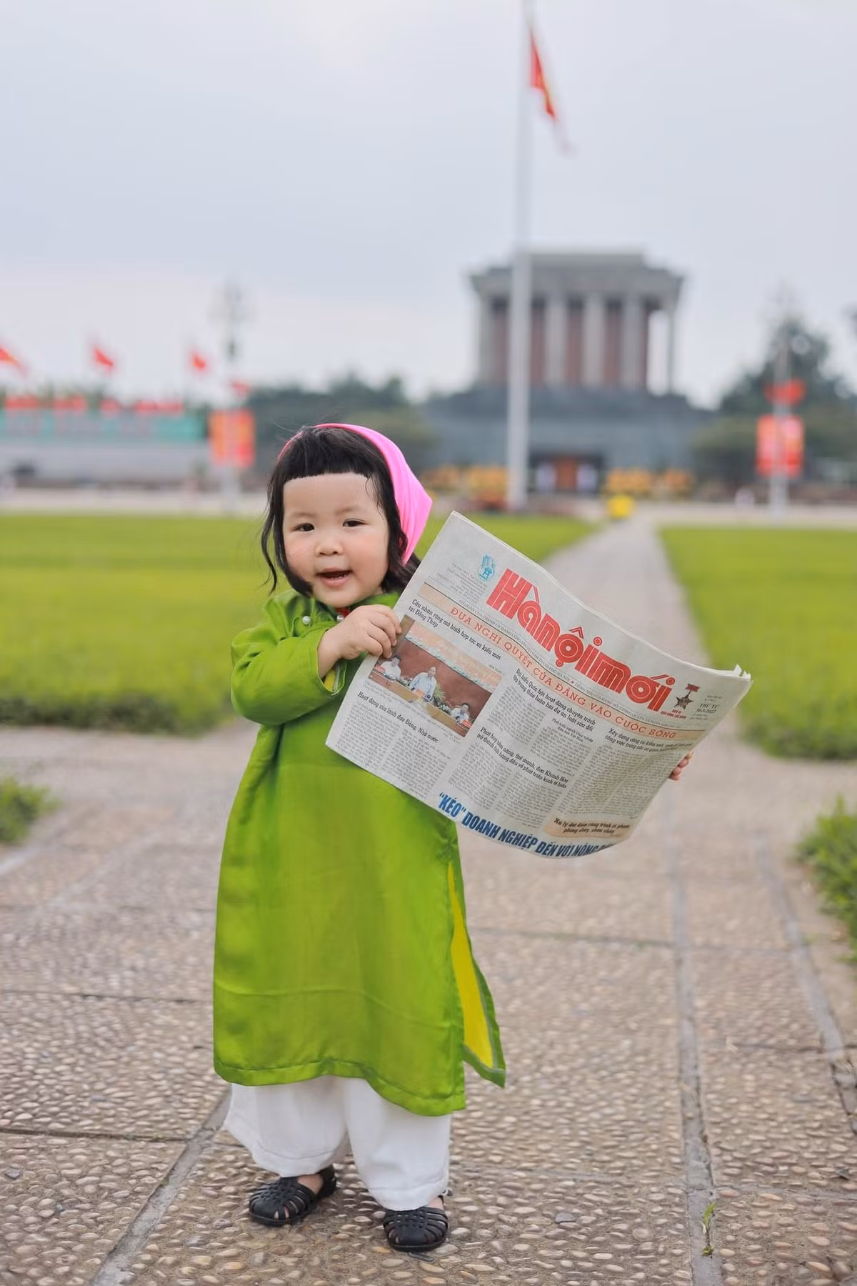 Hình ảnh cô bé mặc áo dài, mái tóc giống nhân vật Maruko của Nhật khiến nhiều người “lụi tim”.