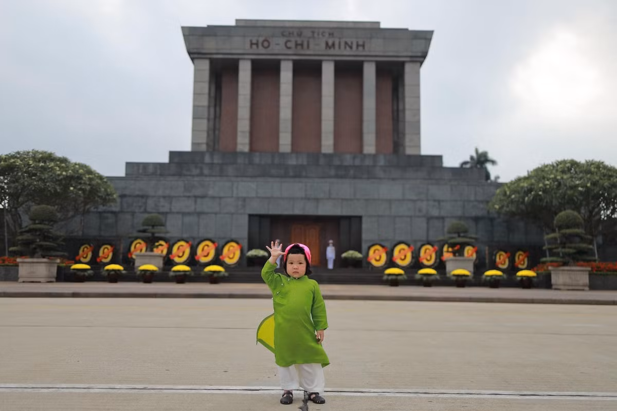 Mới đây bộ ảnh bé Bánh Bao mặc áo dài check in khắp các địa điểm nôi tiếng ở Hà Nội bất ngờ được lan truyền rộng khắp, gây chú ý.