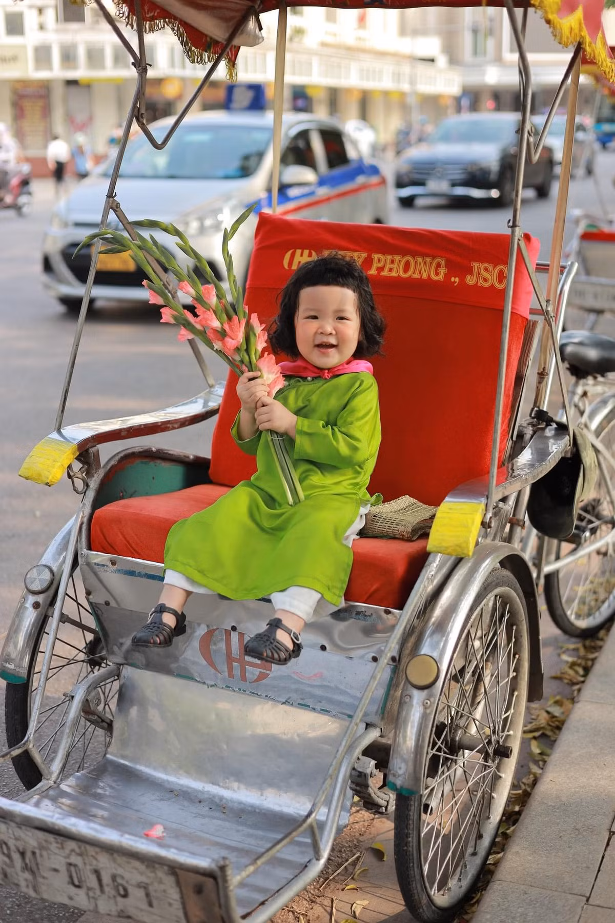 Có lẽ Hà Nội đang ở thời điểm mùa thu nên bộ ảnh của cô bé nổi tiếng này được cư dân mạng nhớ đến và quan tâm.