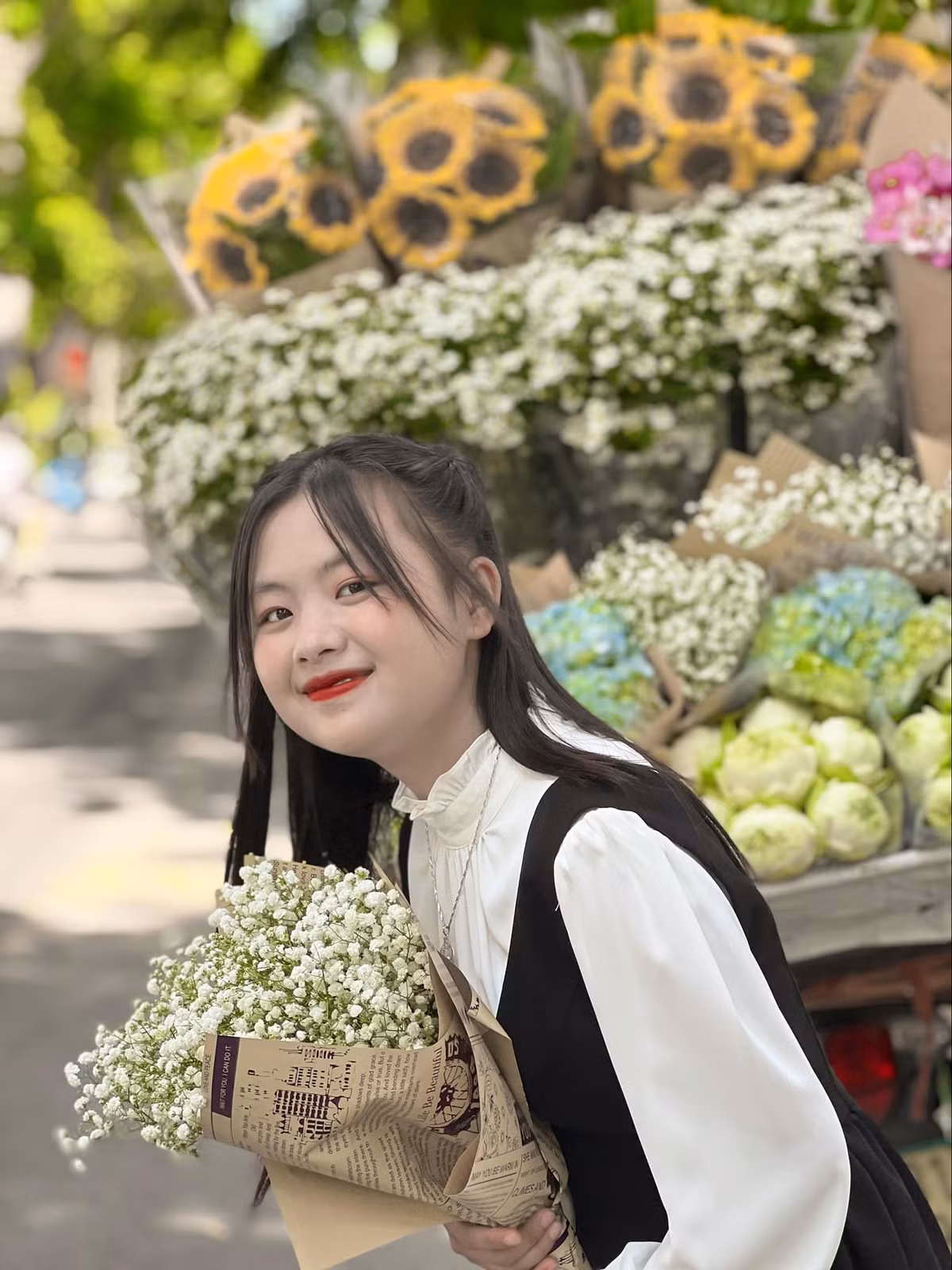 Từ một cô bé cho thuê hoa ở dốc Thẩm Mã, Phúng Phính nay đã được ăn ngon, mặc đẹp, khám phá nhiều điều thú vị hơn.