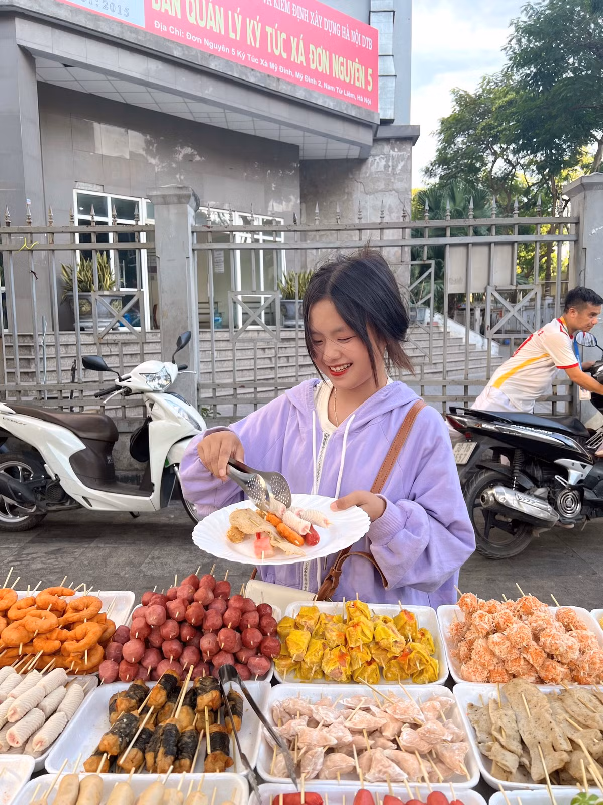 Mới đây, cô bé dân tộc Phúng Phính đã hóa thân thành một cô em bán xiên bên lề đường khiến ai nấy đều phải thả tim ầm ầm.